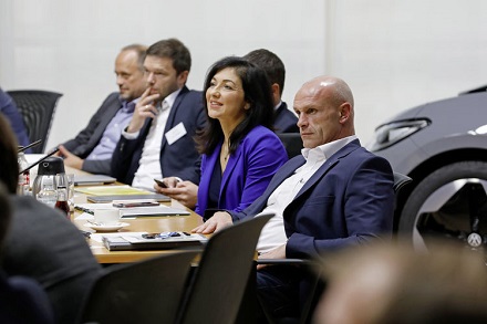 Katherina Reiche, Hauptgeschäftsführerin VKU und Thomas Ulbrich, Vorstand E-Mobilität der Marke Volkswagen, beim Gespräch in Wolfsburg.