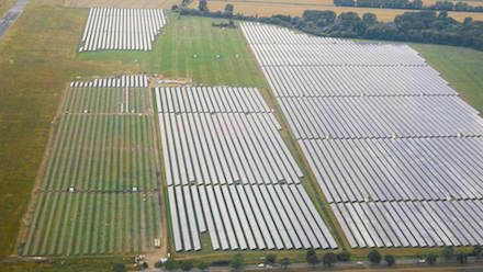 Der Solarpark Barth 5 westlich von Stralsund wurde von BayWa r.e. realisiert und von der UmweltBank finanziert.