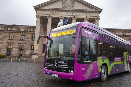 Einer von 120 Batteriebussen, die bis 2021 auf den Wiesbadener Straßen rollen sollen.