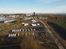 Baustelle der größten Solarthermieanlage Deutschlands in Ludwigsburg/Kornwestheim. In mehreren deutschen Fernwärmenetzen entstehen derzeit große Kollektorfelder.