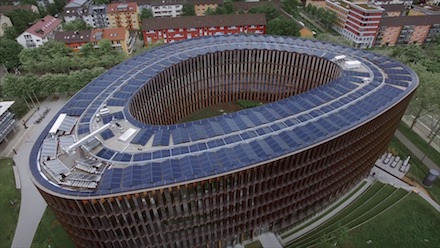 Rathaus im Stühlinger: Dach und Fassade des Gebäudes werden aktiv zur Energiegewinnung genutzt, neben der Stromerzeugung über PV auch zur Wärmeerzeugung über PVT-Kollektoren.