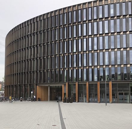 Rathaus im Stühlinger: Photovoltaik-Module sind auch in die Fassade integriert.