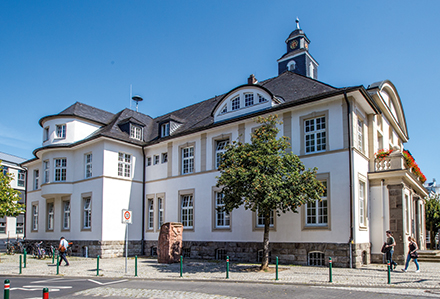 Luftqualität wird in Hennef vor dem historischen Rathaus gemessen.