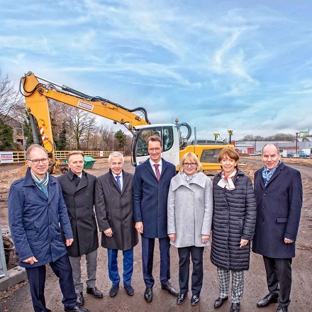Minister Hendrik Wüst (m.) und Kölns Oberbürgermeisterin Henriette Reker (2.v.r.) informierten sich auf der Baustelle über die neuen E-Bus-Carports.