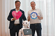 Dr. Alexander Dietrich und Thomas Bönig mit Roboter Pepper aus dem Innovation-Center des IT-Referats der Stadt München.