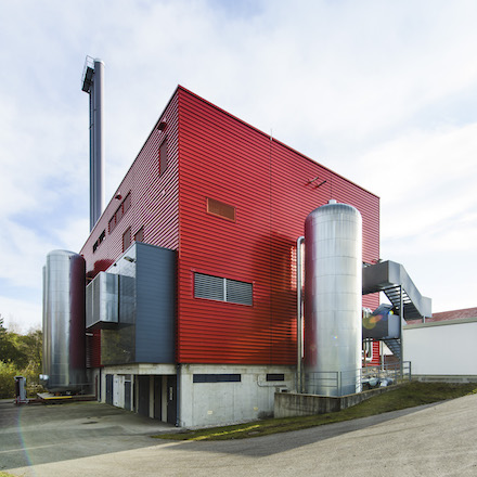 Außenansicht des Biomasse-Heizkraftwerks in Kaufbeuren. 
