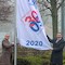 HZD-Direktor Joachim Kaiser (l.) und Technischer Direktor Thomas Kaspar hissen die Jubiläumsflagge vor der HZD-Zentrale. 