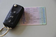 Kreis Herford informiert Bürger per SMS, sobald der Führerschein verschickt wurde.