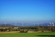 Alte und neue Energiewelt: Der Windpark Emmerthal steht in Sichtweite zum Kernkraftwerk Grohnde, das mit dem Atomausstieg spätestens Ende 2021 abgeschaltet wird.