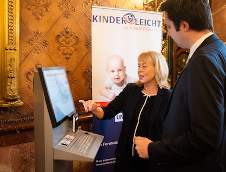 Auf der Pressekonferenz zu Hamburgs neuer Digitalstrategie wurde unter anderem das Projekt „Kinderleicht zum Kindergeld“ vorgestellt.