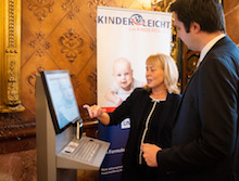 Auf der Pressekonferenz zu Hamburgs neuer Digitalstrategie wurde unter anderem das Projekt „Kinderleicht zum Kindergeld“ vorgestellt.