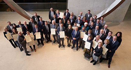 Gruppenbild der 29 Preisträger der Future Communities 2019 mit Digitalisierungsminister Thomas Strobl (erste Reihe, 3.v.r.).