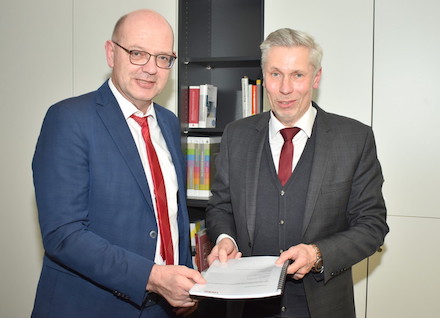 Kreis Grafschaft Bentheim und Anbieter ITEBO schließen Vertrag für das künftige Bürgerportal.