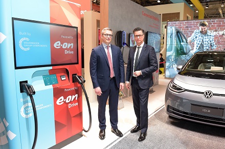 Verkündeten Partnerschaft und Marktstart für das neue Schnellladesystem E.ON Booster: E.ON-Vorstandsmitglied Karsten Wildberger (links) und Thomas Schmall, CEO Volkswagen Group Components.