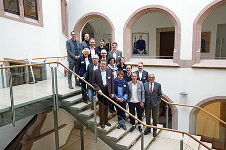 Die 15 Mitglieder des Fachbeirats bei ihrem ersten Treffen im Rathaus Ulm (rechts außen: Oberbürgermeister Gunter Czisch). 