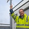 Holger Rost, Geschäftsführer Stadtwerke Bochum Netz, präsentiert auf dem Dach des Energieversorgers am Ostring die Funkantenne mit dem LoRaWAN-Gateway.