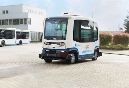 Automatisiert fahrende E-Busse der Firma Easymile.