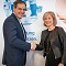 Dieter Ludwigs und Simone Hessel besiegeln die Smart-Metering-Kooperation zwischen regio iT und rku.it.