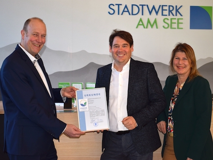 Stefan Kesenheimer von der IHK Bodensee-Oberschwaben (links) überreicht das Zertifikat an Stadtwerk-am-See-Geschäftsführer Alexander-Florian Bürkle und die EMAS-Beauftragte Anita Köster.