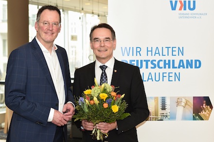 VKU Präsident Michael Ebling (l.) gratuliert dem neuen VKU-Hauptgeschäftsführer, Ingbert Liebing.