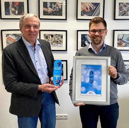 Claus Heinrich Stahl (l.), Präsident des B.KWK, verleiht die ersten Zertifikate für Blauen Strom und Blaue Wärme an Andreas Weigel, Geschäftsführer von KW Energie.