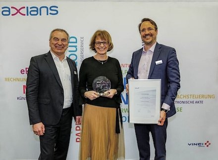 Gabriele Büsse, Unternehmensbereichsleiterin bei ekom21, bekam die Auszeichnung von Axians Infoma überreicht. 