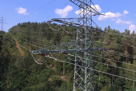 Mehr Einspeisung im Süden: Erster bundesweiter Testabruf von dezentralen Anlagen, um Transportengpässe im Stromnetz zu beheben.