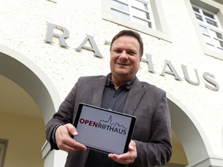 Bad Essen: Bürgermeister Timo Natemeyer präsentiert das Portal OpenR@thaus, über das Bürger online Anträge stellen und mit der Verwaltung kommunizieren können. 