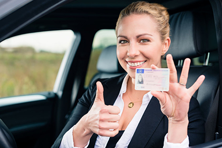 Bis 2033 müssen alle Autofahrer den EU-weit gültigen Führerschein im Scheckkartenformat besitzen. 