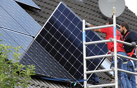 Immer mehr Hausbesitzer lassen sich Photovoltaikanlagen auf ihrem Dach installieren, um Ökostrom zu produzieren und zu nutzen.