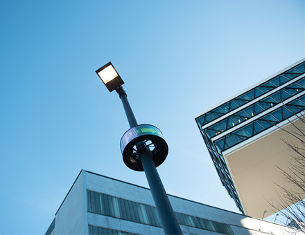 Da RheinEnergie wie andere Stadtwerke auch viele Leuchtmasten betreibt, kann sie über ihre Infrastruktur in Zukunft weitere Dienste für die Kölner bereitstellen.