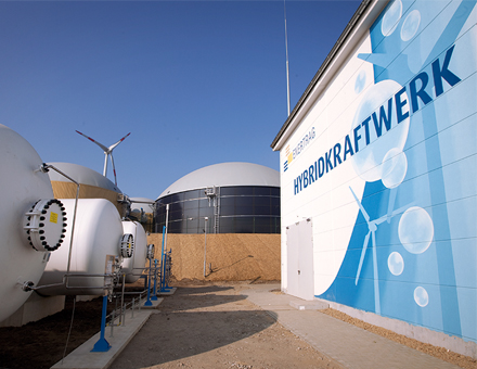 Eine der ersten Power-to-Gas-Anlagen in Deutschland wird in der Nähe der brandenburgischen Stadt Prenzlau von Enertrag betrieben.
