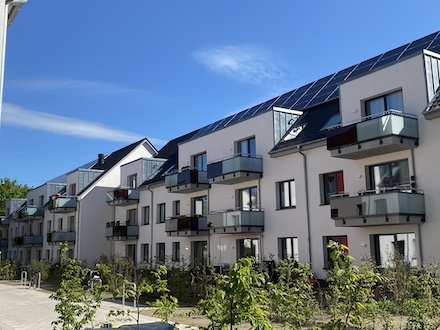 Solaranlagen auf dem Dach erzeugen Strom für ein neues Quartier in Hamburg.