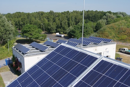 Photovoltaikanlage auf dem Dach des Blockheizkraftwerks der Stadtwerke Bernau.