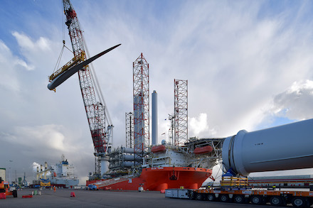 Mit der Montage der letzten Rotorblätter wurden die Bauarbeiten im Nordsee-Windpark Borkum II abgeschlossen.