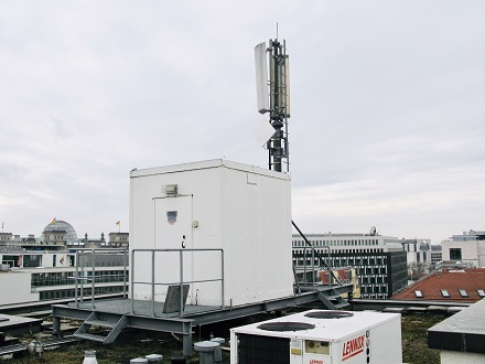 450-MHz-Funkmast in Berlin Mitte: Ein Konsortium aus Unternehmen der Energie- und Wasserversorgung will mit dem Funknetzausbau hierzulande durchstarten.