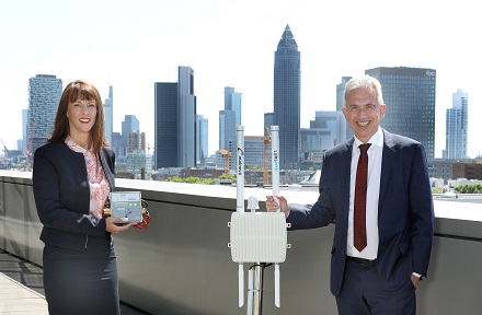 Oberbürgermeister Peter Feldmann und Mainova-Vorstandsmitglied Diana Rauhut präsentieren ein LoRaWAN-Gateway sowie einen smarten Wärmemengenzähler.