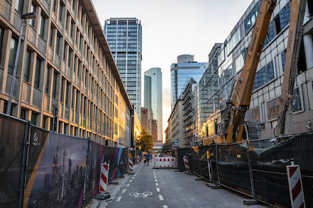 Frankfurt am Main: Verkehrsrechtliche Anordnungen etwa für Straßensperrungen können jetzt digital beantragt werden.