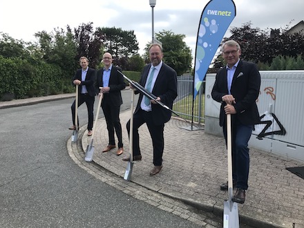 Der symbolische erste Spatenstich zum Glasfaserausbau fand Anfang Juli in Cuxhaven statt. 