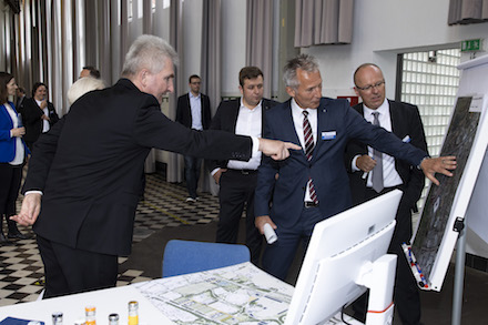 NRW: Wirtschaftsminister Andreas Pinkwart (l.) und Oberbürgermeister Frank Baranowski beim Besuch des digitalen Markts der Möglichkeiten im stadt.bau.raum Gelsenkirchen.