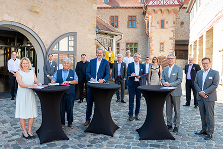 Vertreter der Metropolregion Rhein-Neckar GmbH sowie des Landkreises Bergstraße haben in Heppenheim eine Kooperationsvereinbarung mit dem Land Hessen für den KommunalCampus unterzeichnet. 