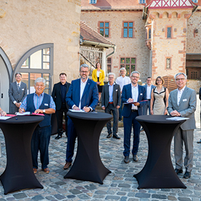 Vertreter der Metropolregion Rhein-Neckar GmbH sowie des Landkreises Bergstraße haben in Heppenheim eine Kooperationsvereinbarung mit dem Land Hessen für den KommunalCampus unterzeichnet. 