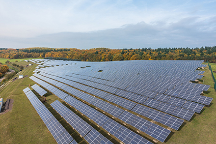 Der Solarpark Fitten produziert auf einer Fläche von 22.000 Quadratmetern Strom, der jährlich bis zu 900 Haushalte versorgt.