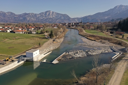 Im bayerischen Fluss Loisach ist das erste Schachtwasserkraftwerk in Betrieb gegangen.
