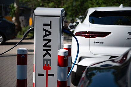 Das neue Whitepaper von TankE liefert kommunalen Unternehmen praxisorientierte Tipps für die Planung und Umsetzung einer passenden Lade-Infrastruktur für Elektroautos.