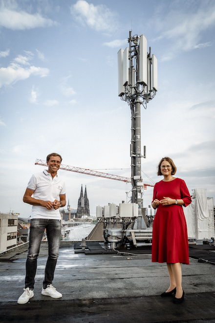5G-Antenne über den Dächern von Köln.