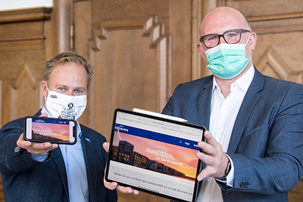 Oberbürgermeister Sören Link (rechts) und Stadtdirektor Martin Murrack treiben mit dem neuen Serviceportal der Stadt Duisburg die Digitalisierung der Verwaltung voran.