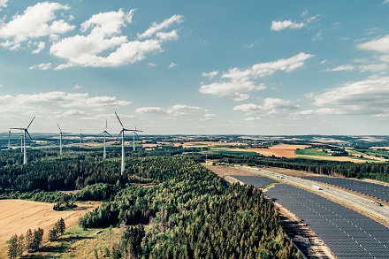Entstand 50 Kilometer nördlich von Bayreuth: Ein Solarpark, der den Netzanschlusspunkt eines seit 2013 bestehenden Windparks nutzt.