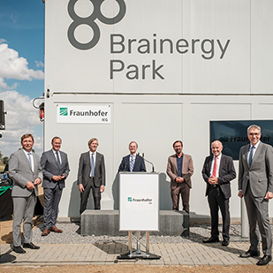 Der neue Forschungsstandort im Brainergy Park, der sich Konzepten der Sektorkopplung für die Energiewende widmet, ist nun eröffnet.