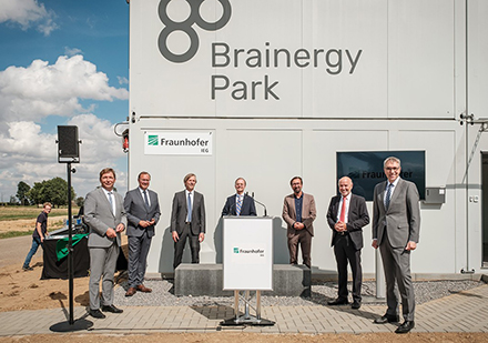 Der neue Forschungsstandort im Brainergy Park, der sich Konzepten der Sektorkopplung für die Energiewende widmet, ist nun eröffnet.